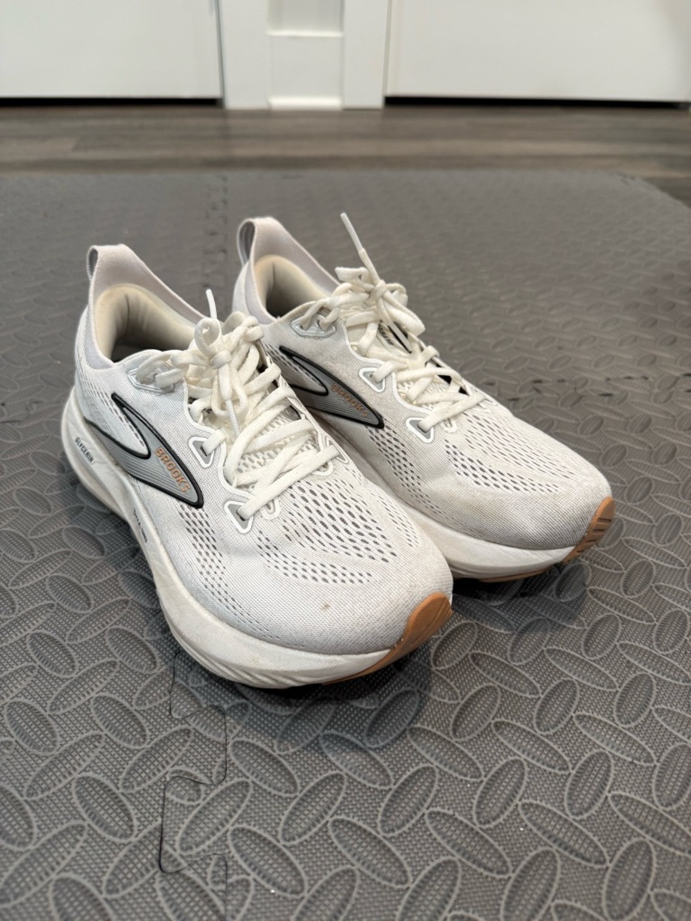 Women’s Brooks Glycerin 22 - White and Gray